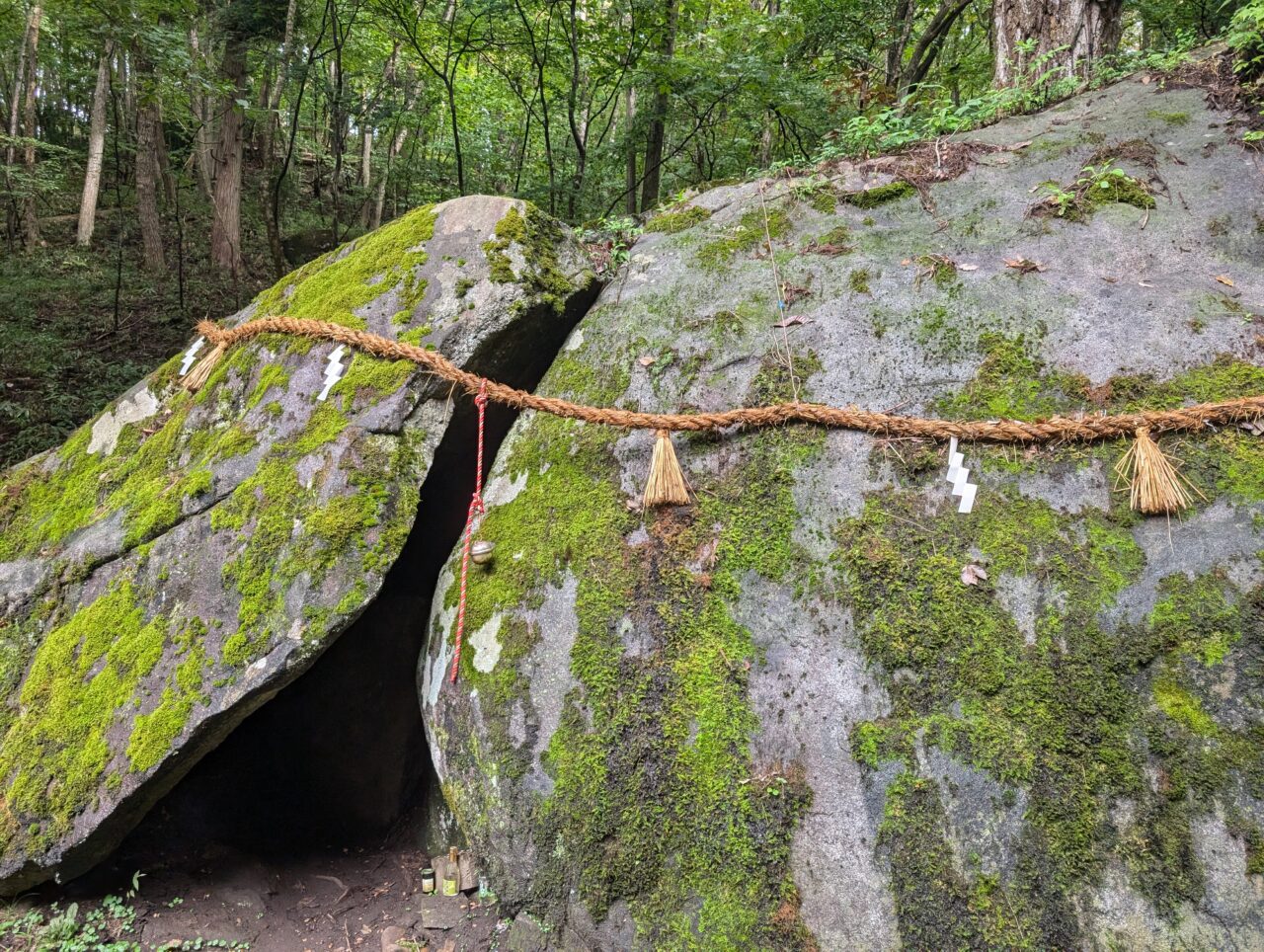 丹内山神社本殿胎内岩